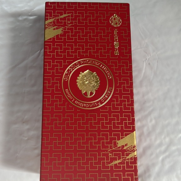 Makeup Foundation - Picture 2 of 3